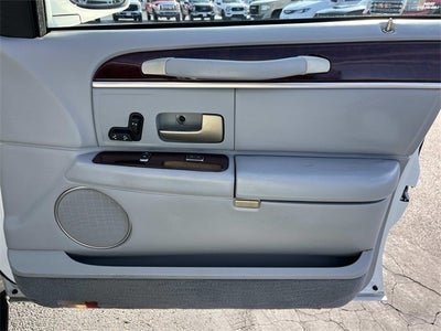 2004 Lincoln Town Car Signature