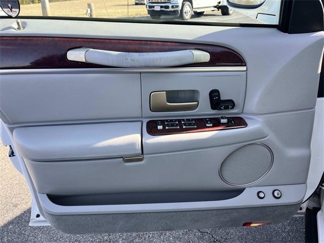 2004 Lincoln Town Car Signature